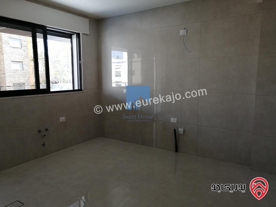 شقة فاخرة للبيع في عمان أم السماق - خلف السيتي مول وقرب مكة مول طابق ارضي 250م تشطيب سوبر ديلوكس لم تسكن