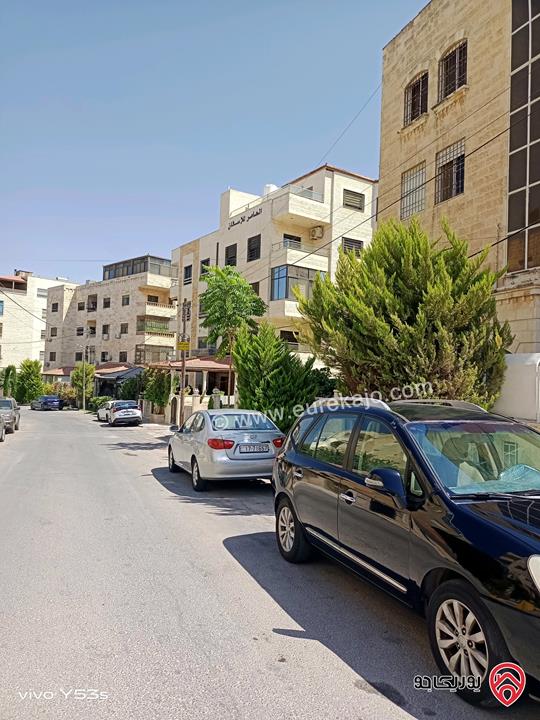 شقة طابق ارضي مساحة 200م داخلي و 200م خارجي للبيع في عمان - الجبيهة