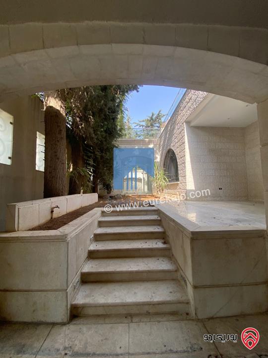 فيلا مستقلة فاخرة مساحة 700م على ارض 1 دونم و 350م للبيع في عمان - أم السماق الشمالي قرب التلاوي وخلف السنترو 