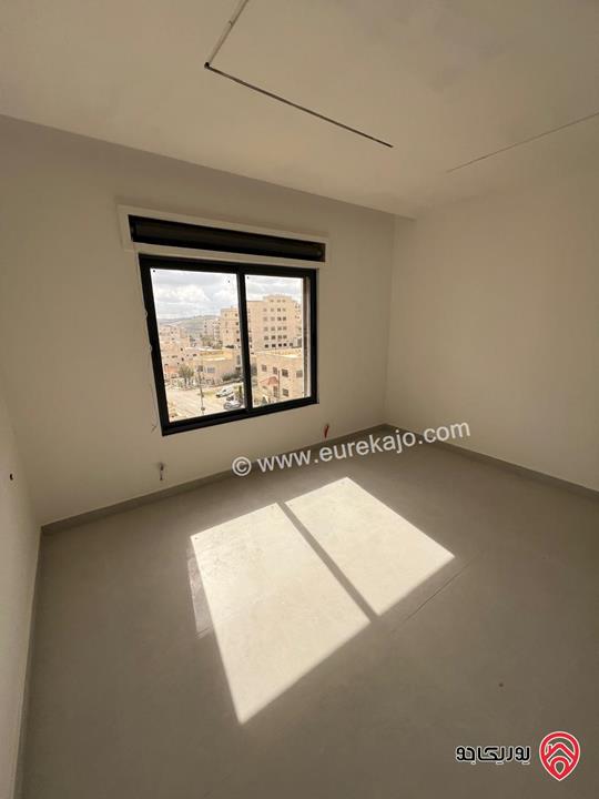 شقة طابقية جديدة ارضية مساحة 231م داخلي و90م ترسات وكراج سيارة خاص للبيع في عمان - الجبيهة - حي المنصور