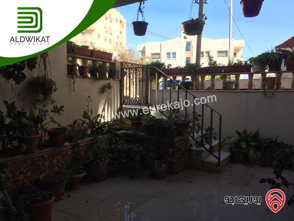 شقة شبة ارضية للبيع في عمان - المدينة الرياضية مساحة البناء 244 م مساحة الترس 30 م