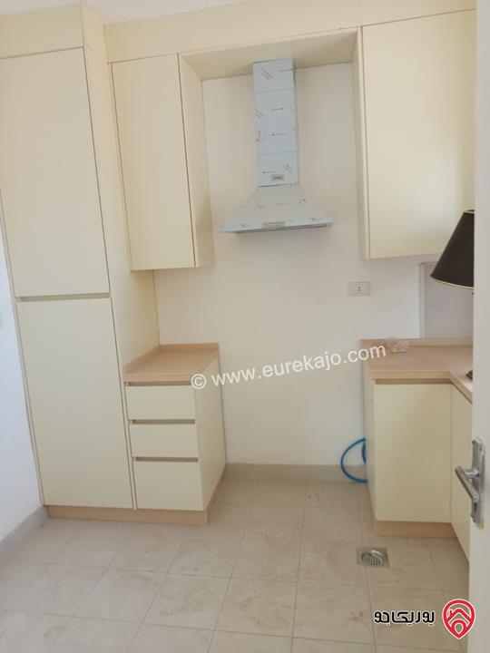 شقة أرضية مجددة مساحة 91م داخلي و 75م خارجي للبيع في الفحيص