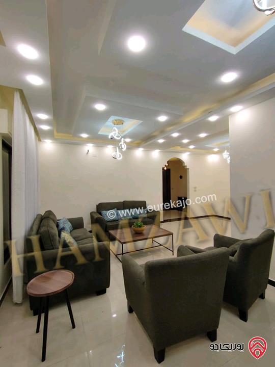 شقة مفروشة طابق ارضي مساحة 195م داخلي و 150م خارجي للايجار في عمان - طريق المطار 