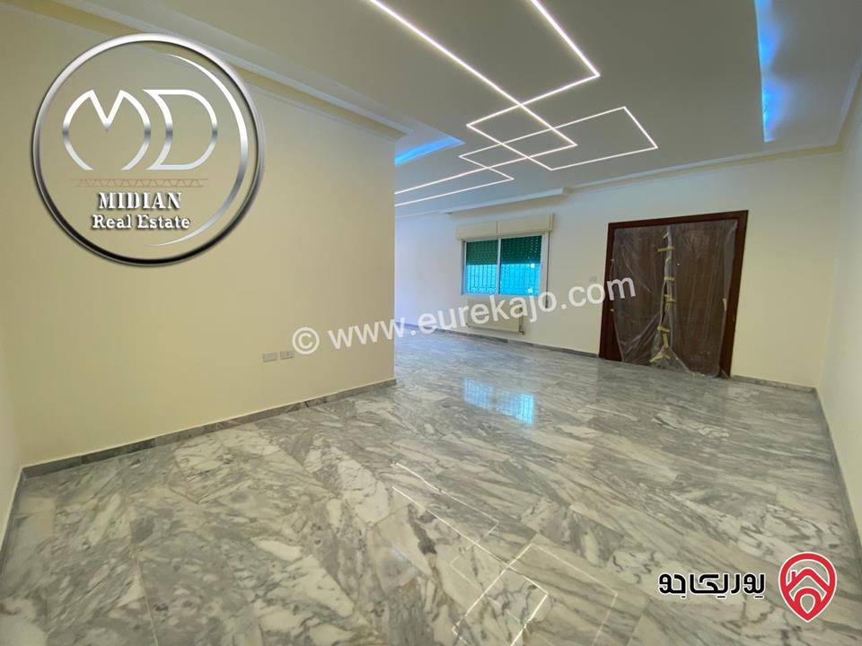 شقة ارضية للبيع في عمان - الجاردنز مساحة 170م مع ترس و حديقة 250م تشطيبات و ديكورات فاخرة بسعر مميز جداً