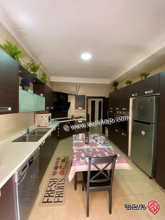 شقة طابق شبه ارضي مساحة 200م داخلي و 70م خارجي للبيع مفروشة في عمان - عبدون