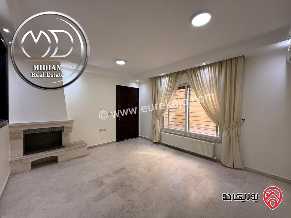 شقة شبه ارضي فارغة للايجار في عمان - دير غبار مساحة 200م مع ترس و حديقة 200م تشطيبات و ديكورات فاخرة