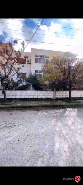 بيت مستقل مكون من 3 طوابق على أرض 875م للبيع في اربد - الحي الجنوبي