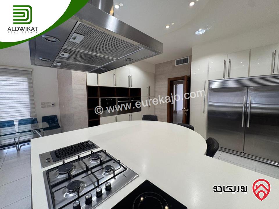 فيلا متلاصقة للبيع او للايجار في عبدون قرب الاسفاره الامريكيه مساحة الارض 500م ومساحة البناء 700م ومساحة الحديقة 200م موقع مميز واطلالة خلابة منطقة فلل واصل جميع الخدمات 