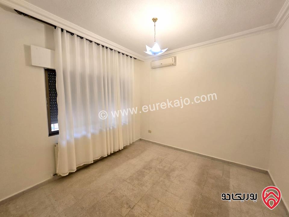 شقة ارضية مفروشة مساحة 80م داخلي وترس 120م و كراج و مدخل خاص للايجار في عمان - دير غبار