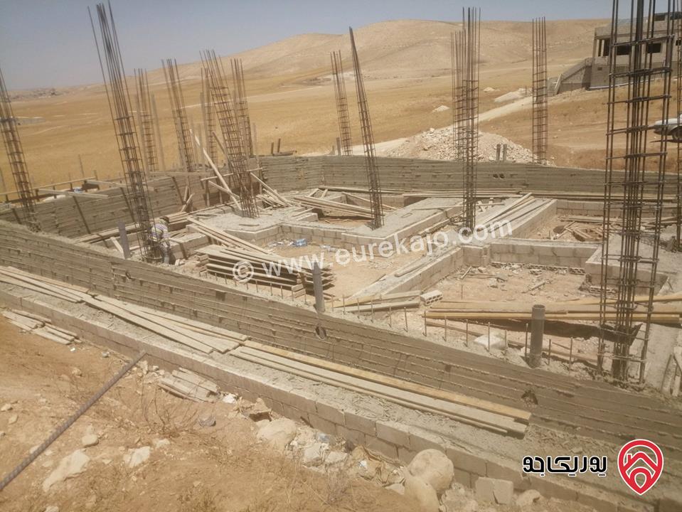 قطعة أرض مشترك مفروز مساحة 1700م مبني عليها طابق دوبلكس قابل للتعديل مساحة 250م للبيع في عمان - منطقة الموقر النقيرة 