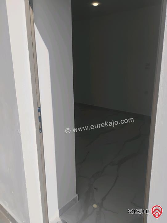 شقة طابق ثالث مع روف مساحة 190م مع ترس 110م للبيع بالأقساط في الزرقاء الجديدة