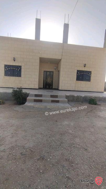 بيت مساحة 140م على أرض 1 دونم و 50م للبيع في منطقة المكيفتة محافظة المفرق