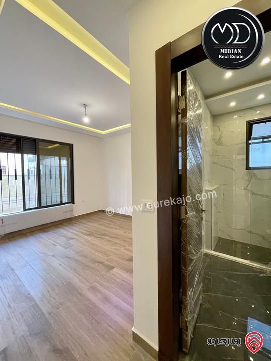 شقة ارضية جديدة للبيع ضاحية النخيل مساحة 205م مع ترس 70م تشطيبات و ديكورات فاخرة