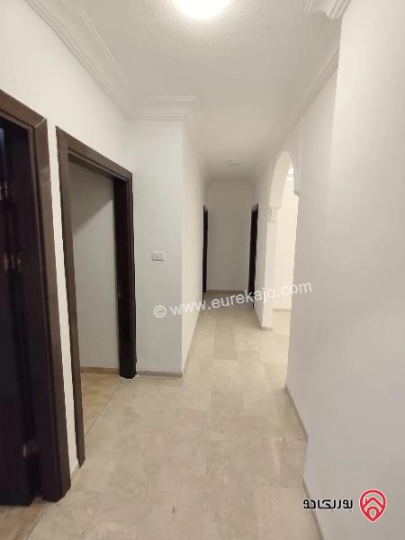 شقة طابق ثالث مع روف مساحة 341م للبيع عمان - ام اذينة مجددة بالكامل