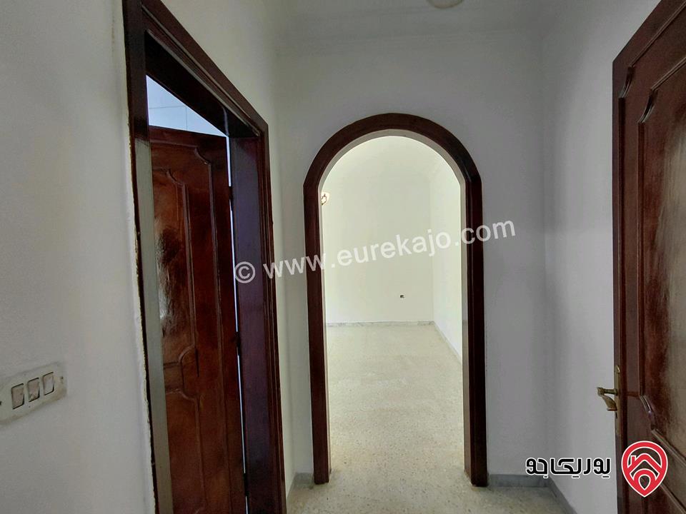 شقة فارغة أرضية مساحة 400م داخلي و 200م خارجي للايجار في عمان - خلدا 