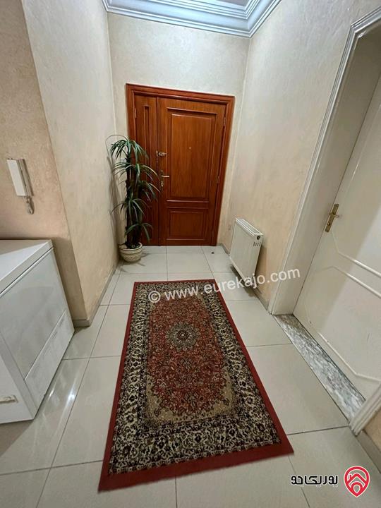 شقة فاخرة مميزة مفروشة فرش فاخر اجنبي طابق أرضي معلق مساحة 200م للبيع في عمان - عبدون