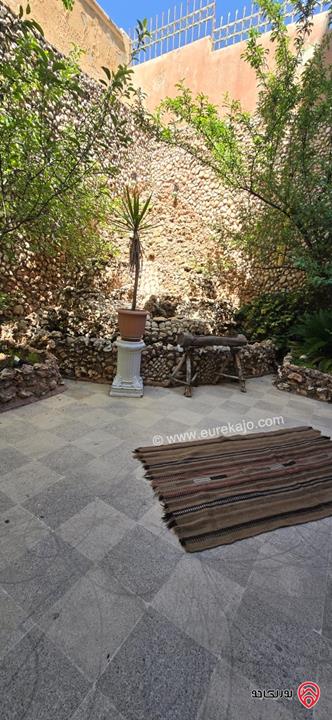 شقة ارضية مميزة مساحة 260م داخلي و 300م خارجي للبيع في عمان - تلاع العلي