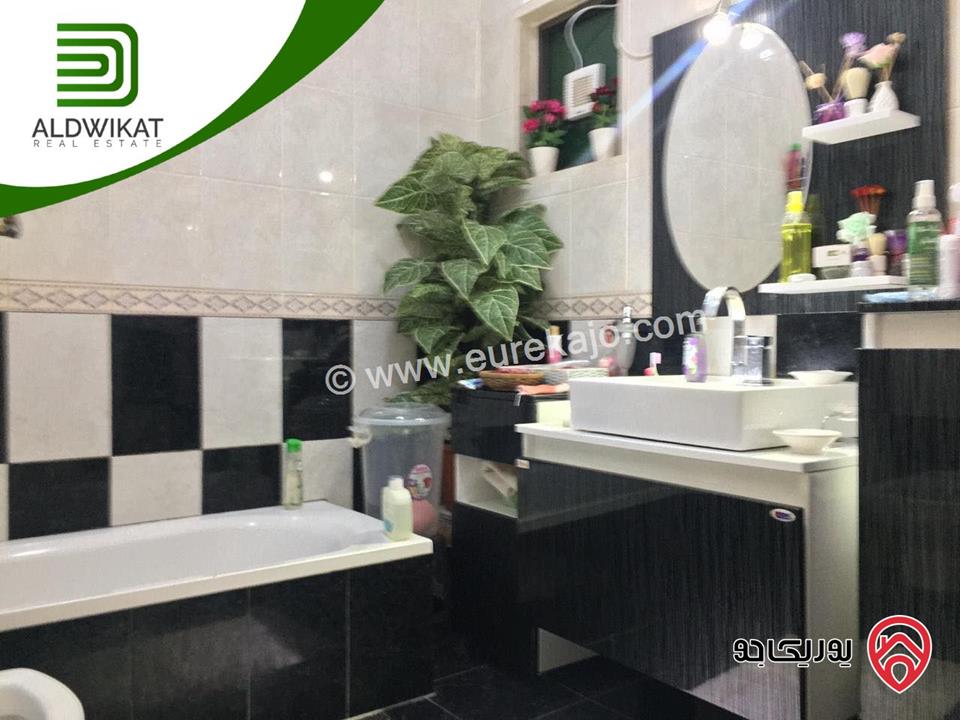شقة شبة ارضية للبيع في عمان - المدينة الرياضية مساحة البناء 244 م مساحة الترس 30 م