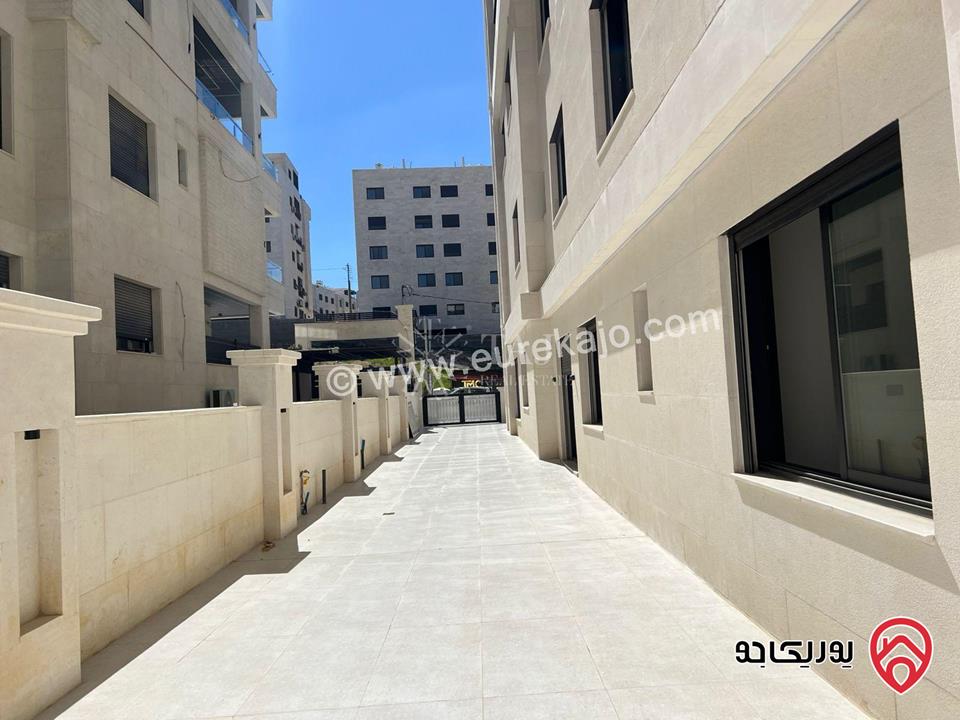 شقة فاخرة شبه أرضية مساحة 215م داخلي و 200م خارجي للبيع في عمان - رجم عميش على الشارع الرئيسي