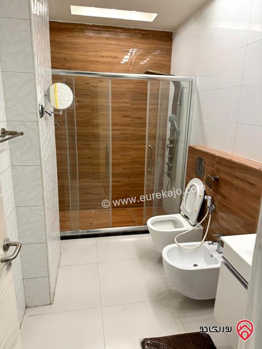 شقة ارضية مفروشة مساحة 180م داخلي و 50م خارجي تراس ومدخل خاص للإيجار في عمان - الرابية 