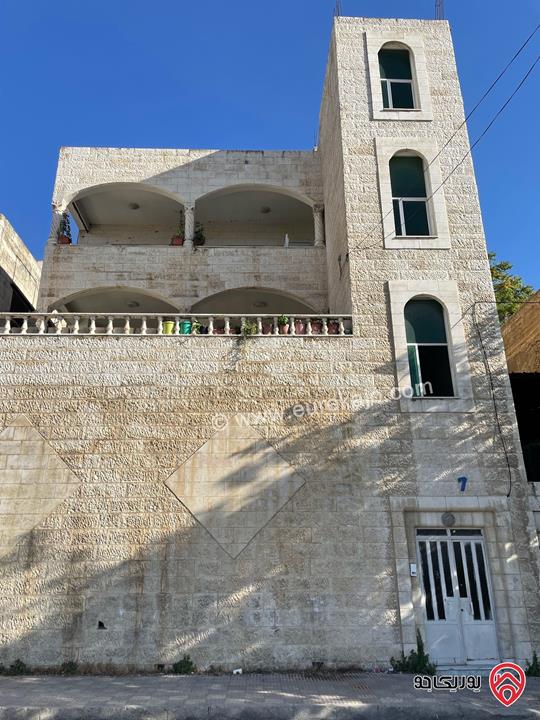 منزل مكون من طابقين على ارض 304م للبيع في عمان - ماركا الشمالية 