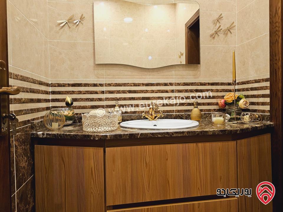 شقة سوبر ديلوكس مساحة 273م طابق أرضي مع مساحة خارجية 90م للبيع مفروشة في الجبيهة 