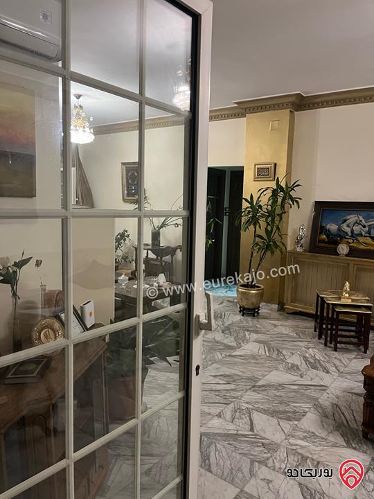 شقة طابق كامل (بمدخلين، بالاصل شقتين) مساحة اجمالية 560م (460م + 100م روف) للايجار مفروشة في عمان - أم أذينة