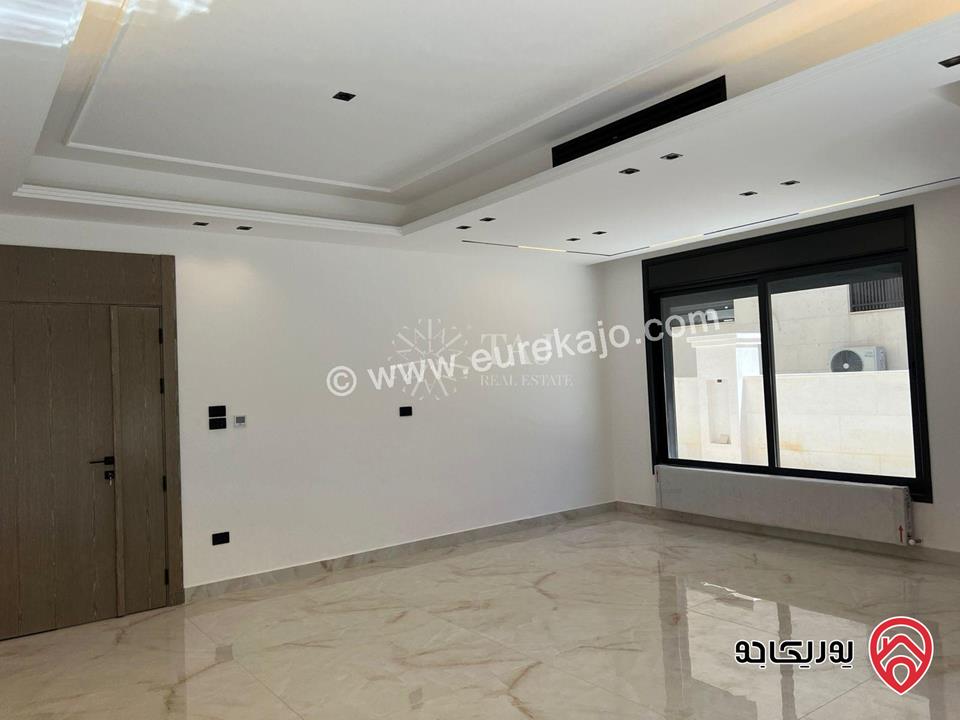 شقة فاخرة شبه أرضية مساحة 215م داخلي و 200م خارجي للبيع في عمان - رجم عميش على الشارع الرئيسي