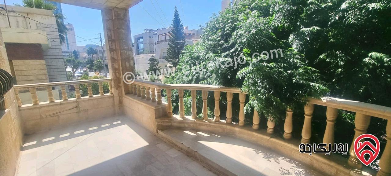 شقة طابقية فاخرة مساحة 309م طابق أول للبيع في عمان - أم أذينة شارع جيبوتي بسعر مغري جدا 