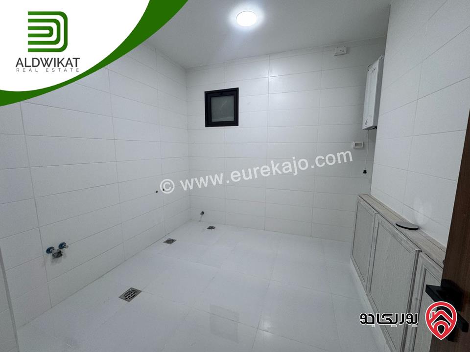 شقة ارضية للبيع في عمان - رجم عميش / طريق المطار مساحة البناء 210م ومساحة الحديقة 200م