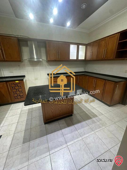 شقة فارغة شبه أرضية مساحة 186م داخلي و 120م خارجي للإيجار في عمان - دير غبار 