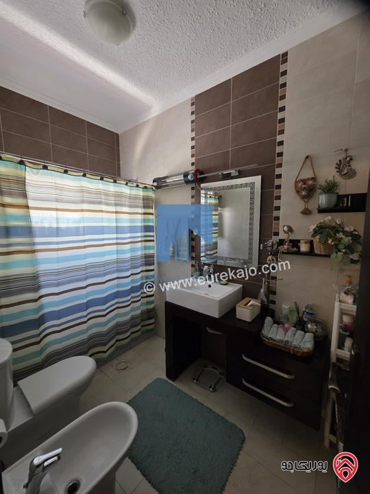 شقة طابقية طابق ثالث 250م تشطيب سوبر ديلوكس للبيع في عمان - أم السماق 