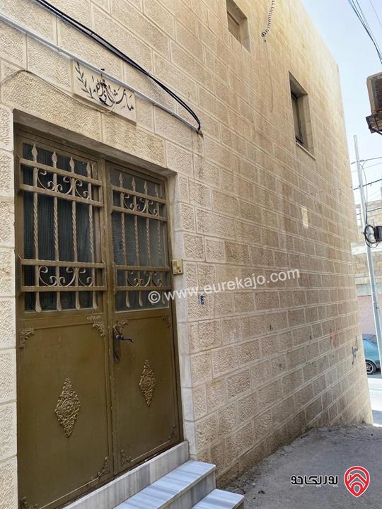عمارة تجارية مساحة الارض 130م للبيع بمنطقة الزرقاء الغويريه مخازن على الشارع و شقه بمدخل مستقل