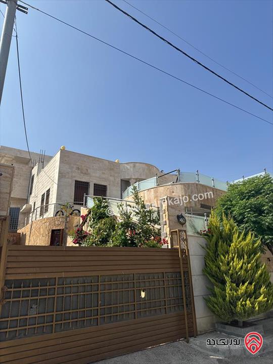 فيلا مستقلة و مميزة مساحة 275م على أرض 724م للبيع في السلط